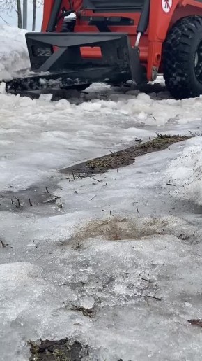 Лед тронулся: на архангельских улицах снежный накат бережно убирают специальной техникой