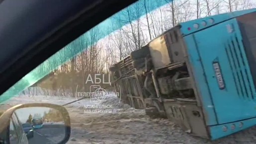 В Архангельске в Кузнечихинском промузеле сегодня утром перевернулся рейсовый автобус