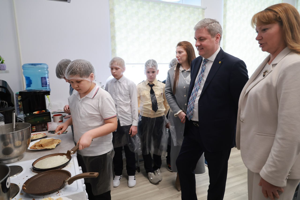 Школа № 14 после капремонта вышла на новый уровень: в этом убедился в ходе посещения занятий, которые приурочены к годовщине со дня рождения Якова Лейцингера Школа № 14 после капремонта вышла на новый уровень: в этом убедился в ходе посещения занятий, которые приурочены к годовщине со дня рождения Якова Лейцингера