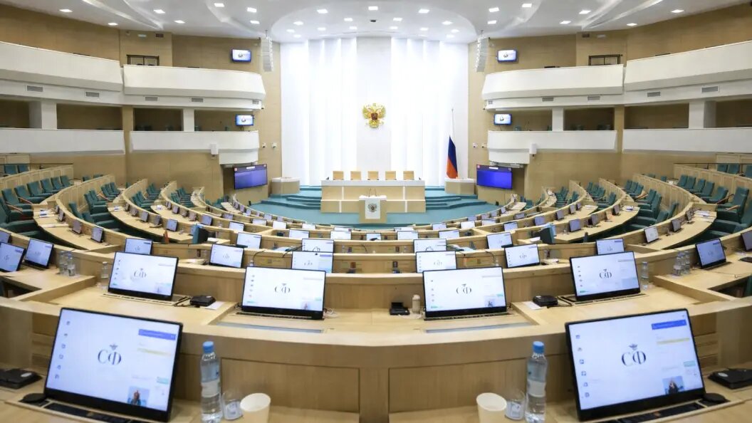 Новый законопроект: правительство России ограничивает доступ к госдолжностям для мигрантов