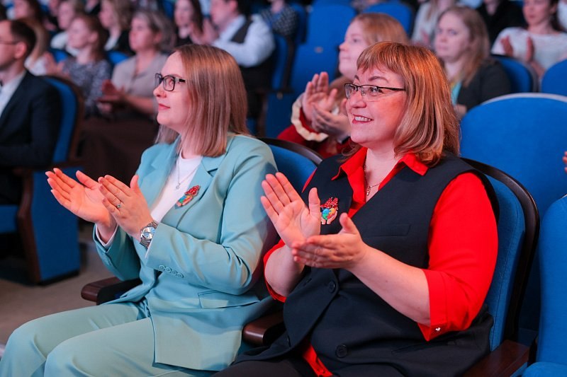 Настоящие герои - те, кто каждый день ведет за собой детей Настоящие герои - те, кто каждый день ведет за собой детей