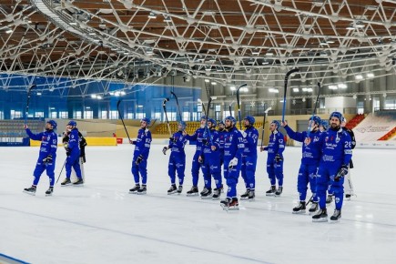 «Динамо» в рекордный 10-й раз выиграло чемпионат России по хоккею с мячом