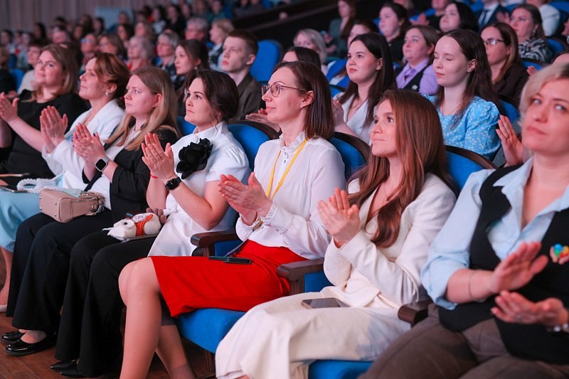 Настоящие герои - те, кто каждый день ведет за собой детей Настоящие герои - те, кто каждый день ведет за собой детей