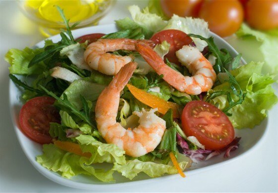 Сочный салат с креветками: легкость и вкус в одном блюде