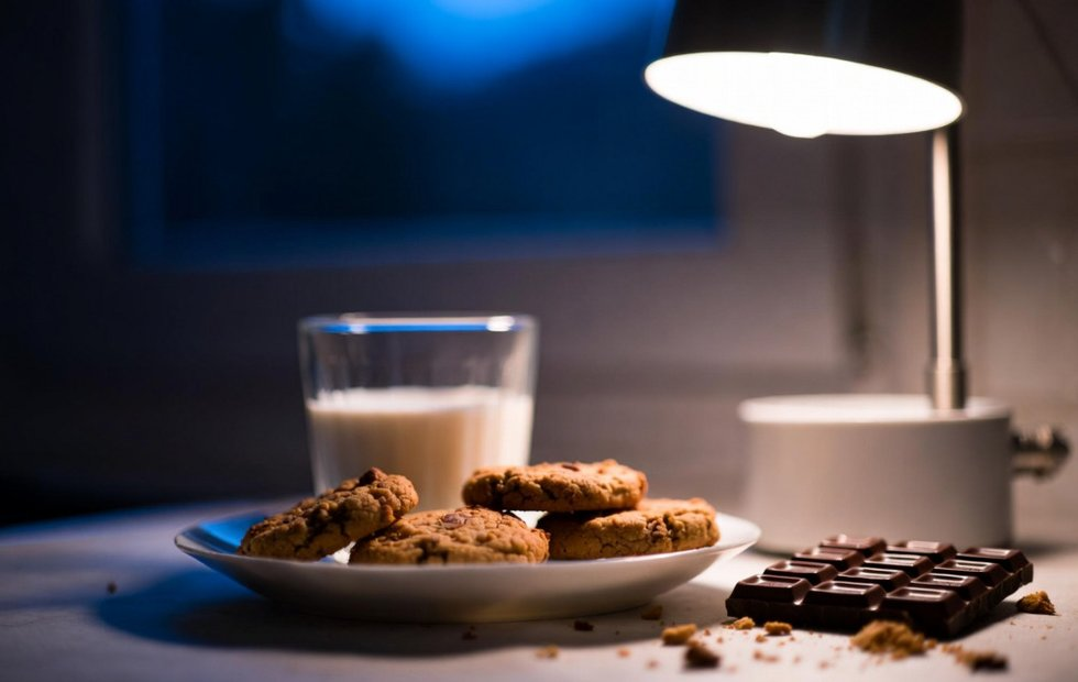 Почему вечернее желание сладкого — это не слабость, а биохимия