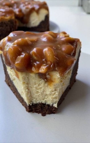 Невероятный чизкейк «Сникерс», который покорит сердца