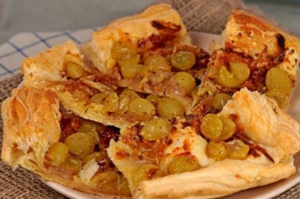 Слоёный пирог с карамелизованным луком и виноградом