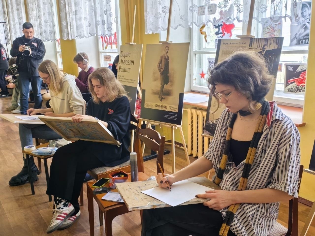 Ваш портрет в графике за 15 минут! 31 марта в 17:00 в Доме народного творчества состоится «Портретный вернисаж» Ваш портрет в графике за 15 минут! 31 марта в 17:00 в Доме народного творчества состоится «Портретный вернисаж»