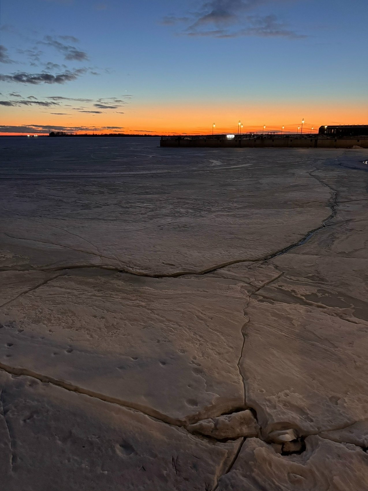 Кажется, сезон получения удовольствия от прогулок по набережной открыт – фонарщик уже заждался Кажется, сезон получения удовольствия от прогулок по набережной открыт – фонарщик уже заждался