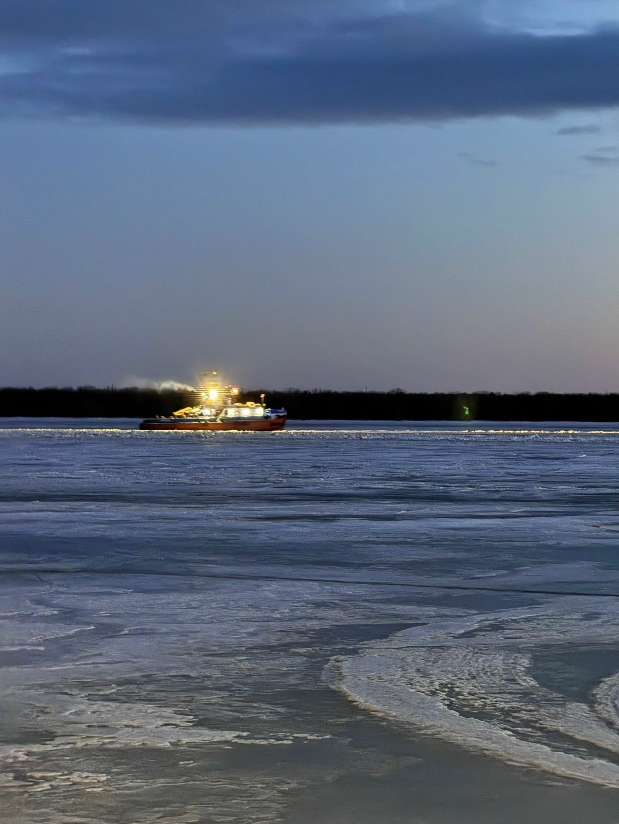 Кажется, сезон получения удовольствия от прогулок по набережной открыт – фонарщик уже заждался Кажется, сезон получения удовольствия от прогулок по набережной открыт – фонарщик уже заждался