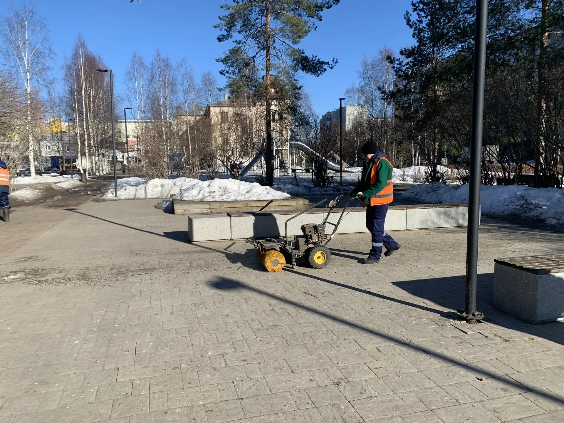 Упор на подметание: архангельские коммунальщики сменили фокус работы Упор на подметание: архангельские коммунальщики сменили фокус работы