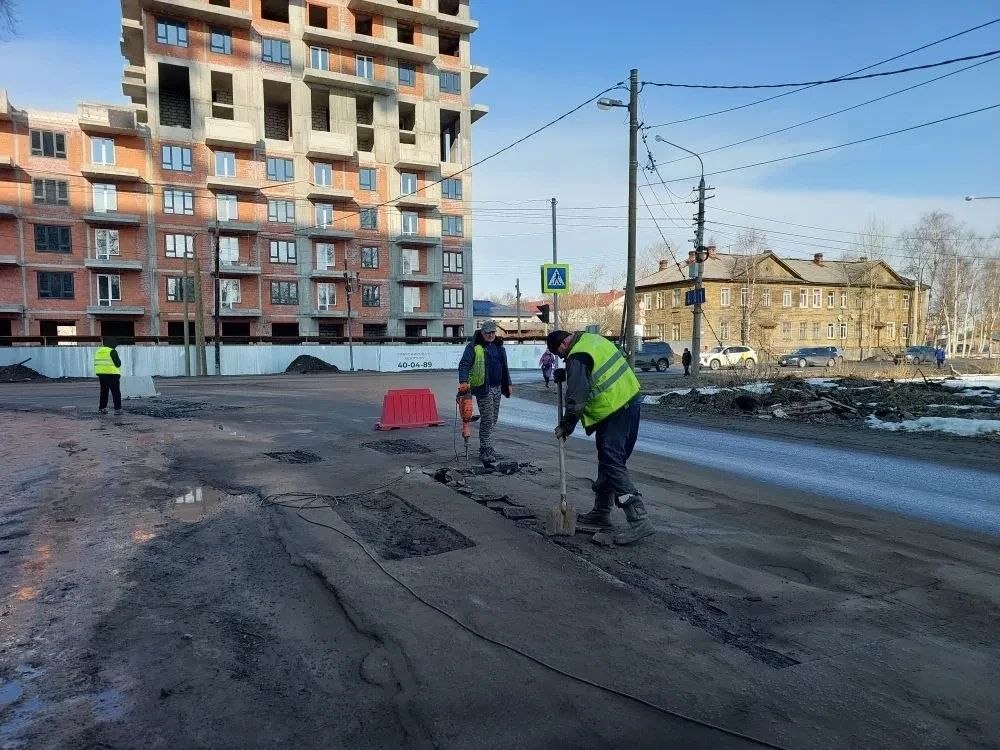 Теплая погода позволила раньше приступить к ямочному ремонту