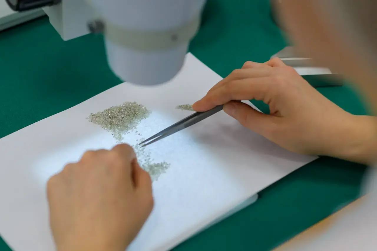 «АГД Даймондс» запустил собственный участок сортировки алмазов «АГД Даймондс» запустил собственный участок сортировки алмазов