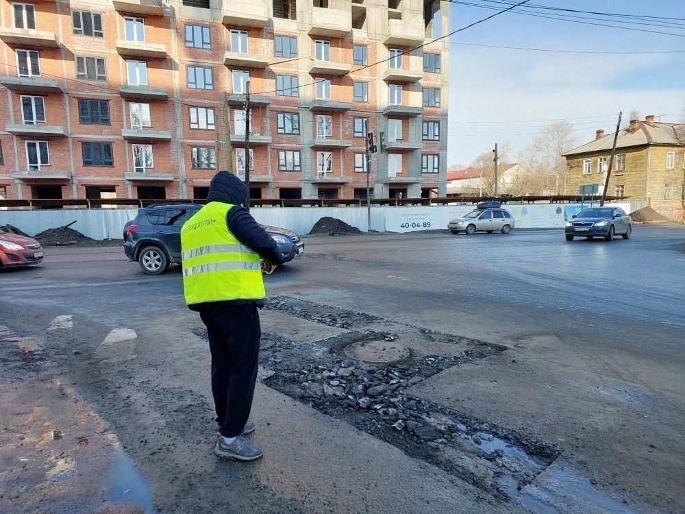Теплая погода позволила раньше приступить к ямочному ремонту Теплая погода позволила раньше приступить к ямочному ремонту