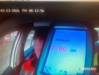 На трассе М8 остановили пьяного водителя за рулём лесовоза