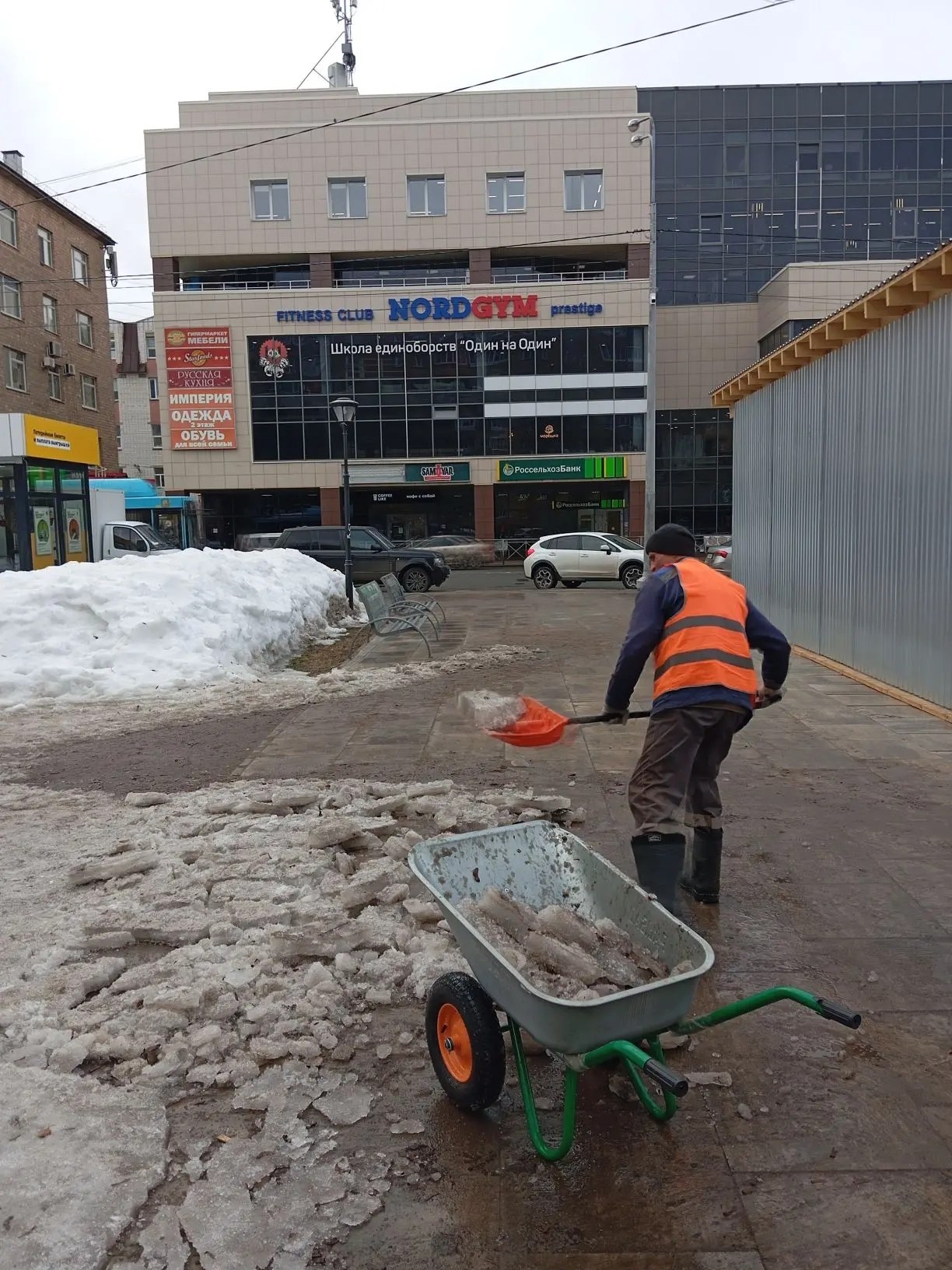 Упор на подметание: архангельские коммунальщики сменили фокус работы