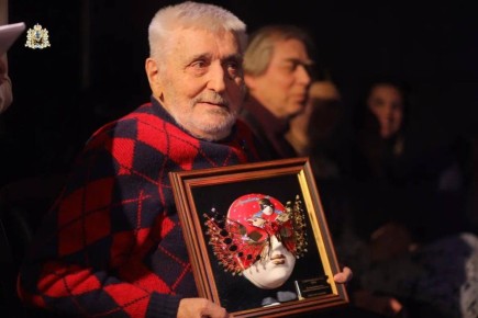 Руководителю Архангельского молодежного театра Виктору Панову «За выдающийся вклад в развитие театрального искусства» вручили «Золотую Маску»