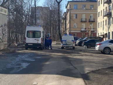 Сегодня утром во дворе на Троицком, 166 в Архангельске мужчина уснул прямо на асфальте, где находится проезжая часть дороги