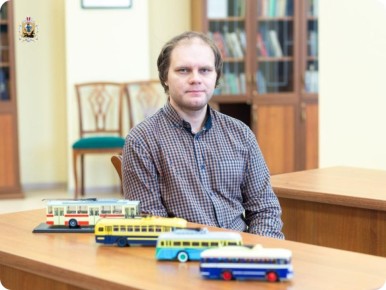 Заведующий сектором редких книг и коллекций САФУ Александр Полосков собирает уникальные модели трамваев, троллейбусов и автобусов
