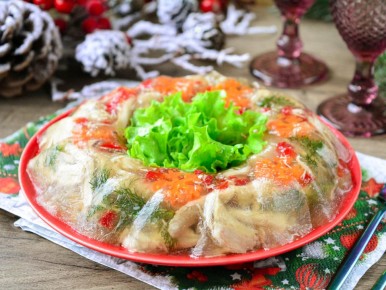 Как приготовить новогоднее заливное: простой рецепт на прозрачном бульоне