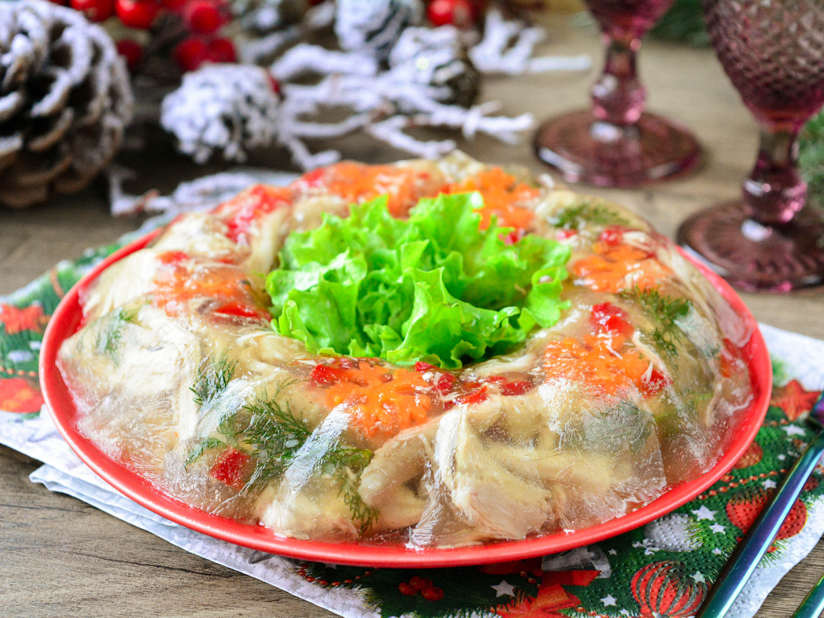 Как приготовить новогоднее заливное: простой рецепт на прозрачном бульоне