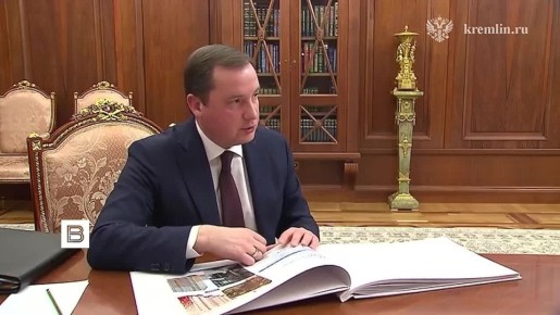 "Конечно, надо людей вытаскивать из бараков": Владимир Путин принял с докладом губернатора Архангельской области