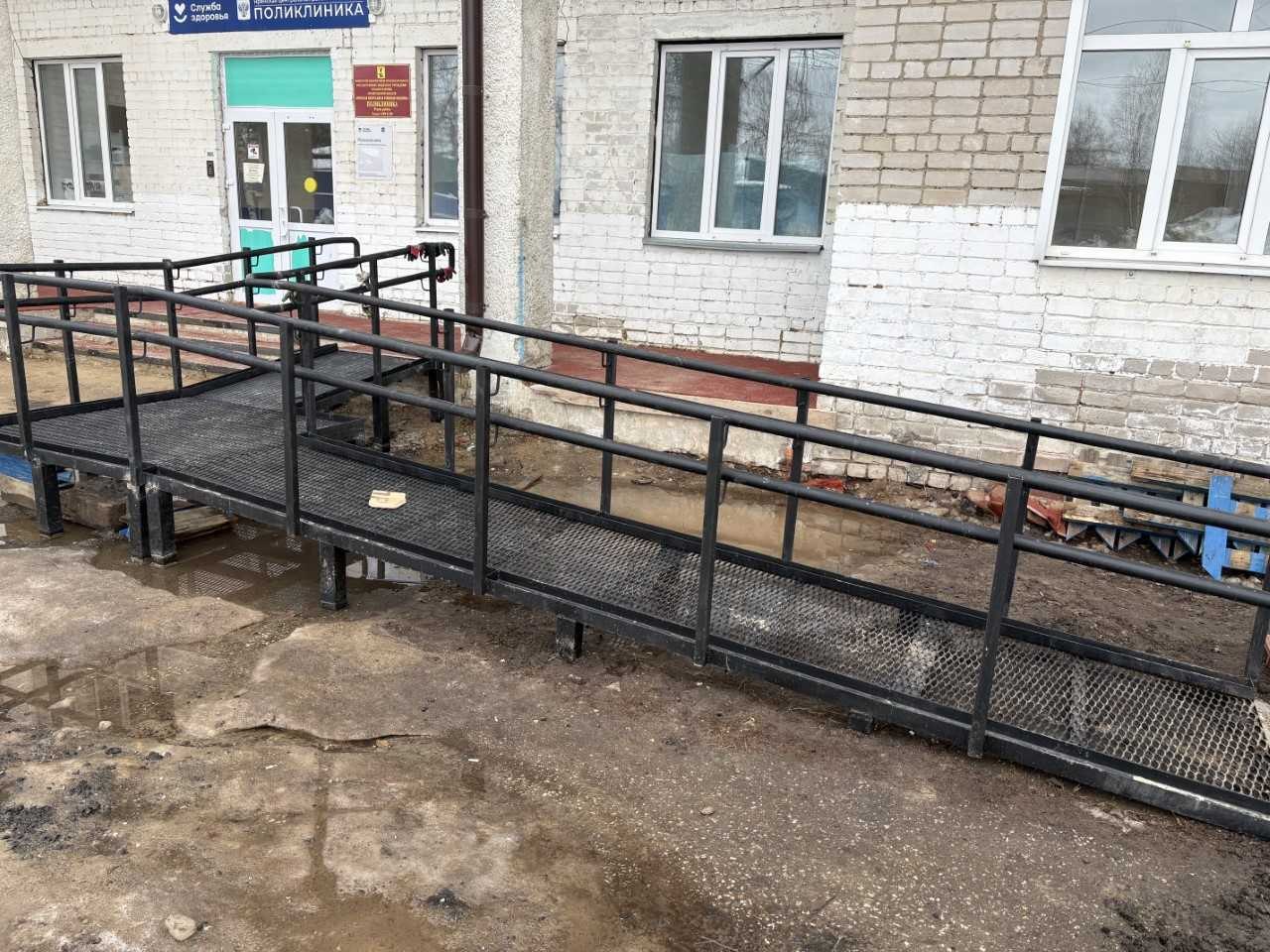 После вмешательства прокуратуры Ленского района учреждением здравоохранения обеспечена доступность здания больницы для инвалидов и маломобильных групп населения