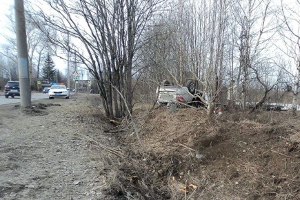 В Архангельске нетрезвый водитель на «Ладе» съехал в кювет и опрокинулся: пострадали он сам и пассажирка