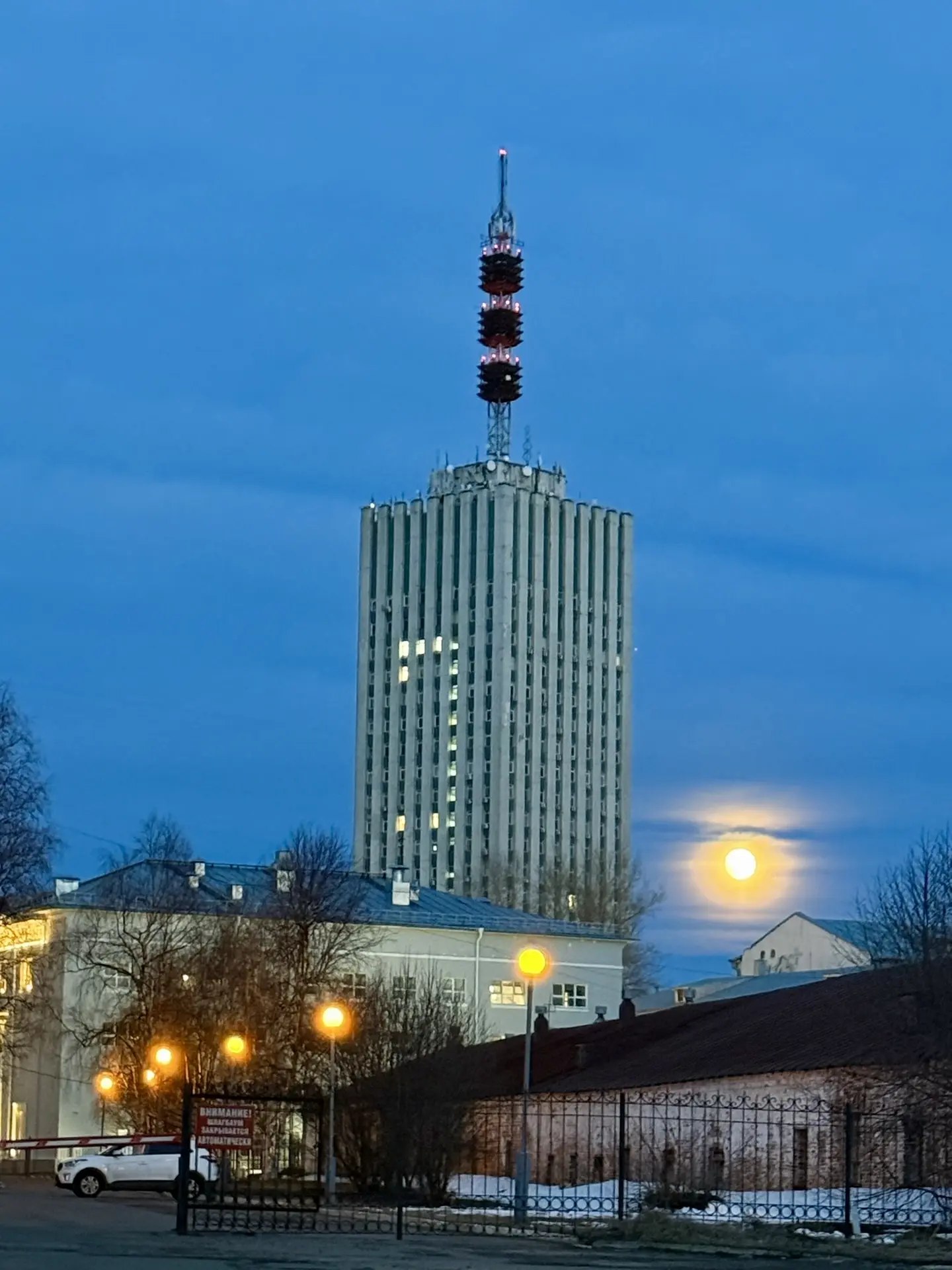 Луна как огромный фонарь нависла над городом