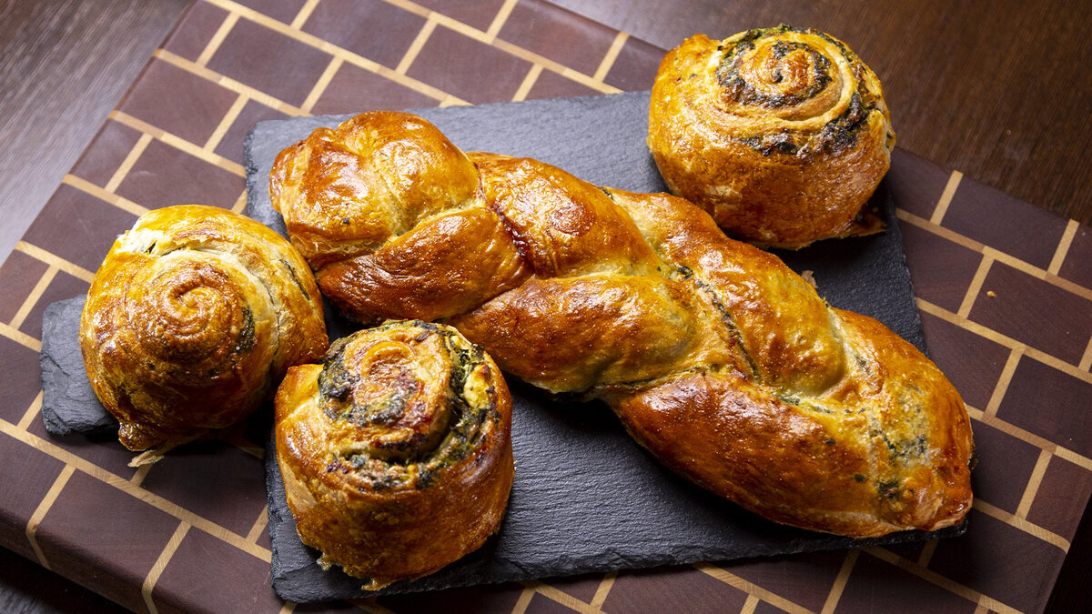 Вкусный пирог с сыром и шпинатом за 20 минут