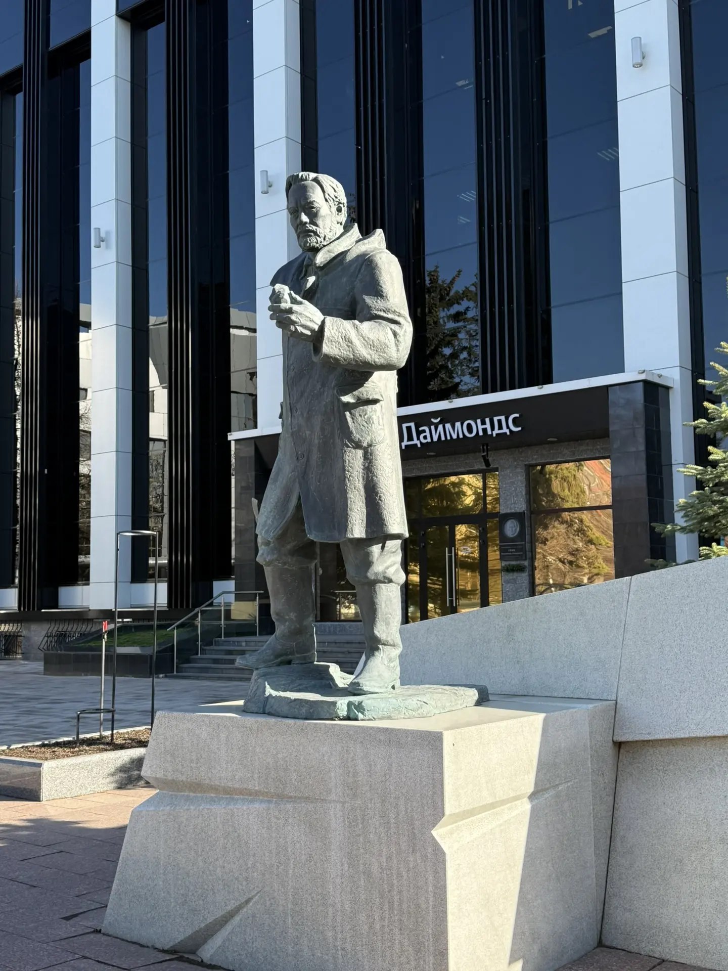 5 лет назад, в апреле 2021 года, в Архангельске открыли памятник Геологам Русского Севера