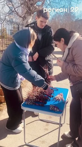 У Храма Успения Пресвятой Богородицы в Архангельске сегодня оживлённо