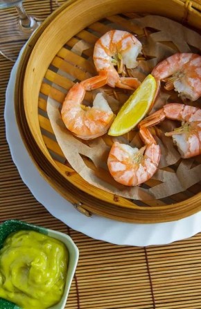 Нежные креветки на пару