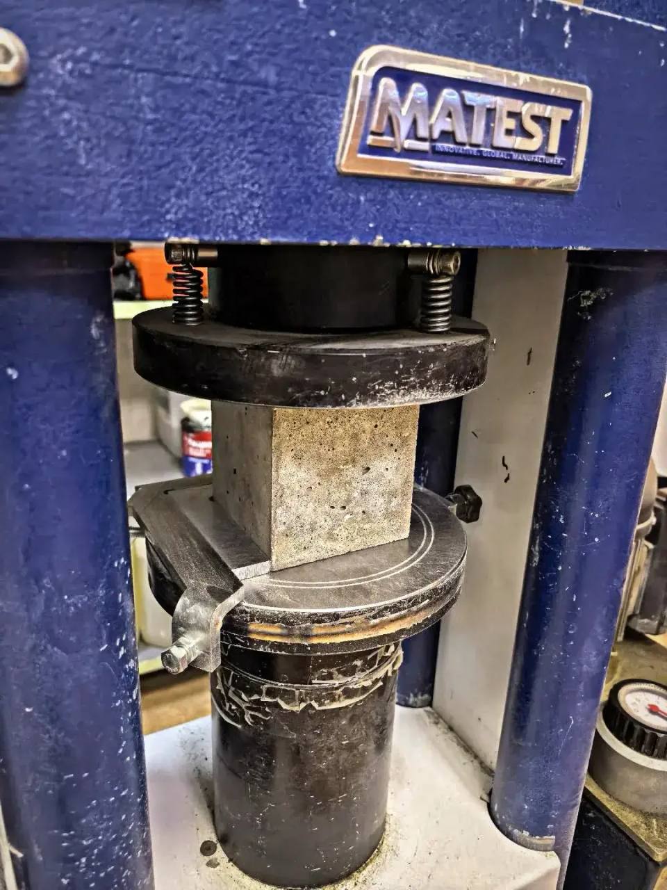 Александр Цыбульский: В Архангельской области продолжаются разработки новых технологий – на Северодвинском заводе строительных материалов приступили к испытаниям добавки для бетона на основе сапонита Александр Цыбульский: В Архангельской области продолжаются разработки новых технологий – на Северодвинском заводе строительных материалов приступили к испытаниям добавки для бетона на основе сапонита