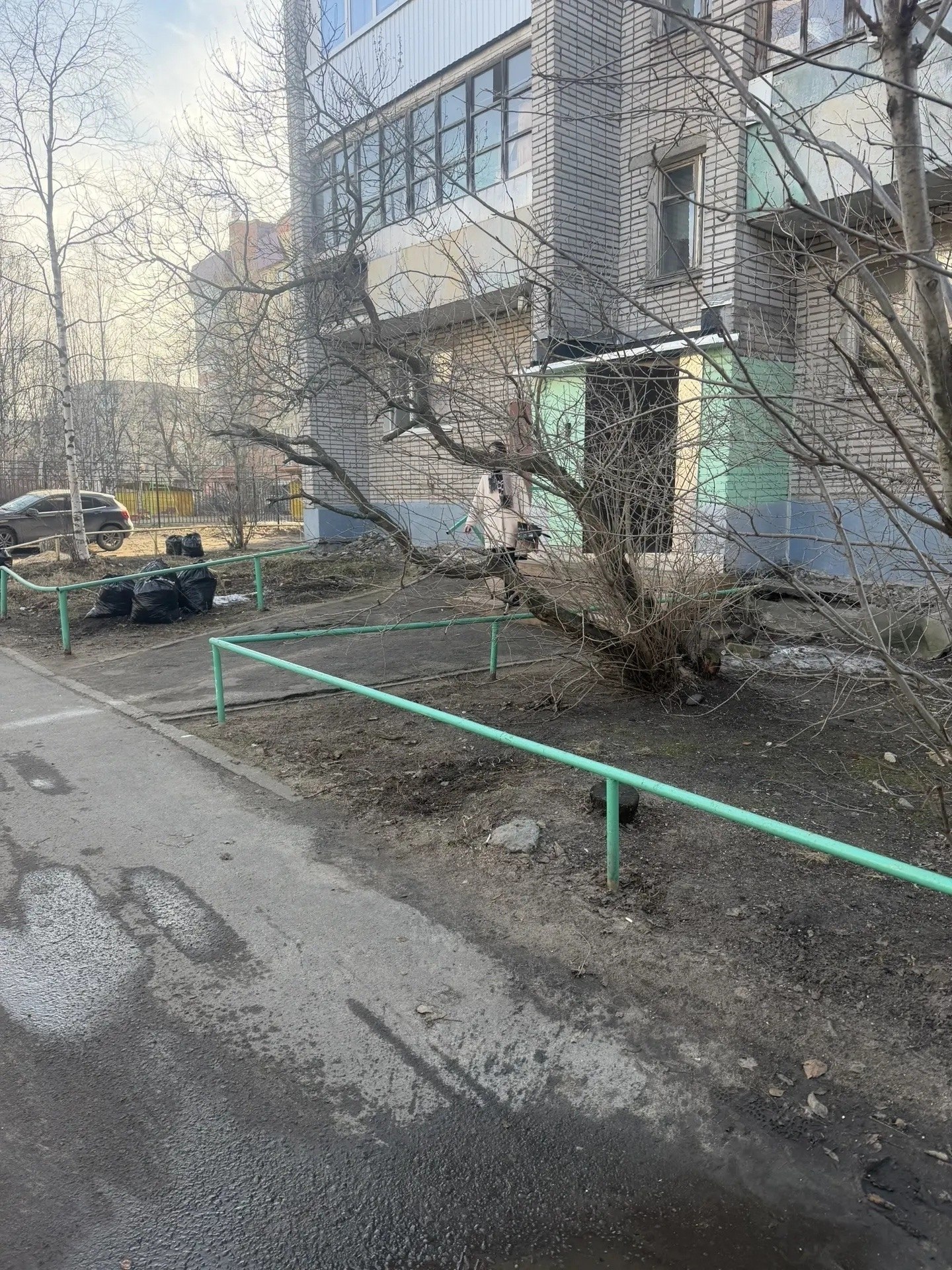 Управляющие компании и жильцы домов наводят порядок во дворах! Управляющие компании и жильцы домов наводят порядок во дворах!