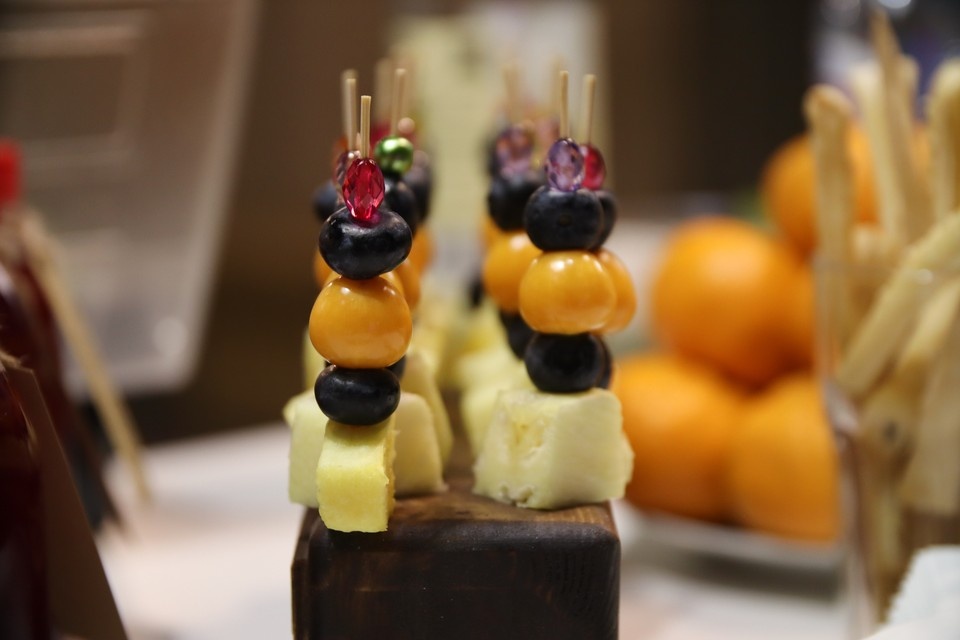 Как избежать переедания на новогоднем празднике: советы Роспотребнадзора