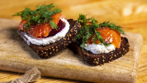 Нежные бутерброды с лососем и свёклой для яркого перекуса