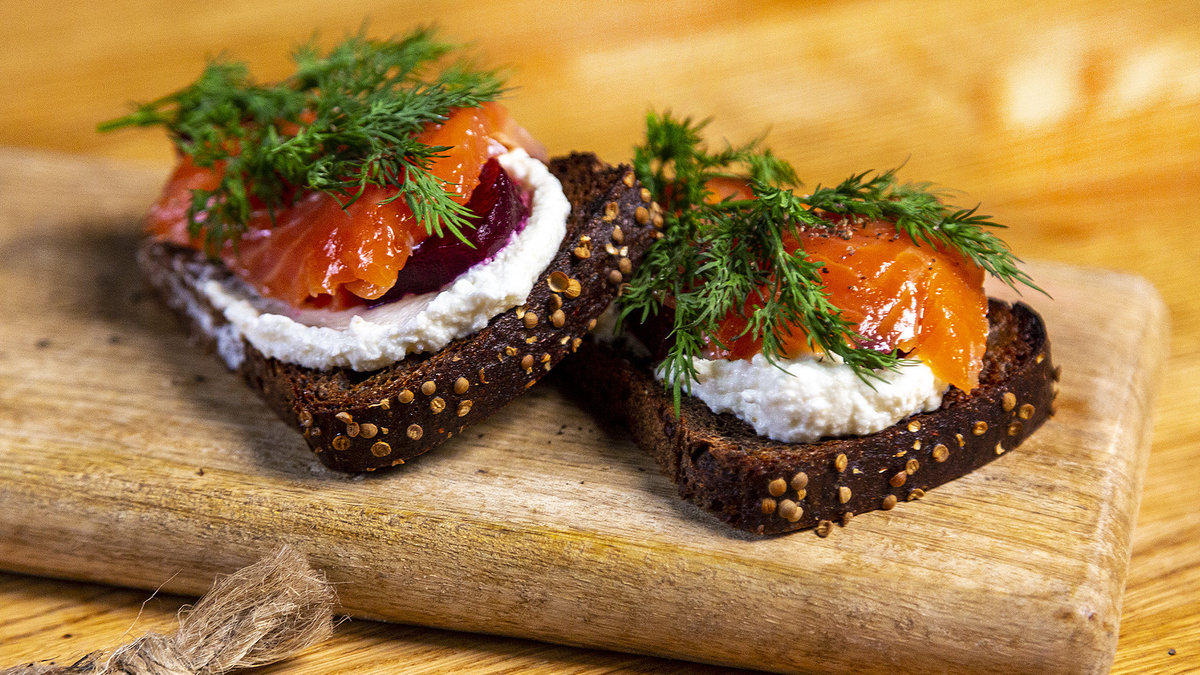 Нежные бутерброды с лососем и свёклой для яркого перекуса