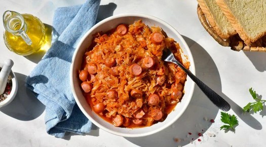 Капустные приключения: 8 необычных рецептов тушеной капусты с сосисками