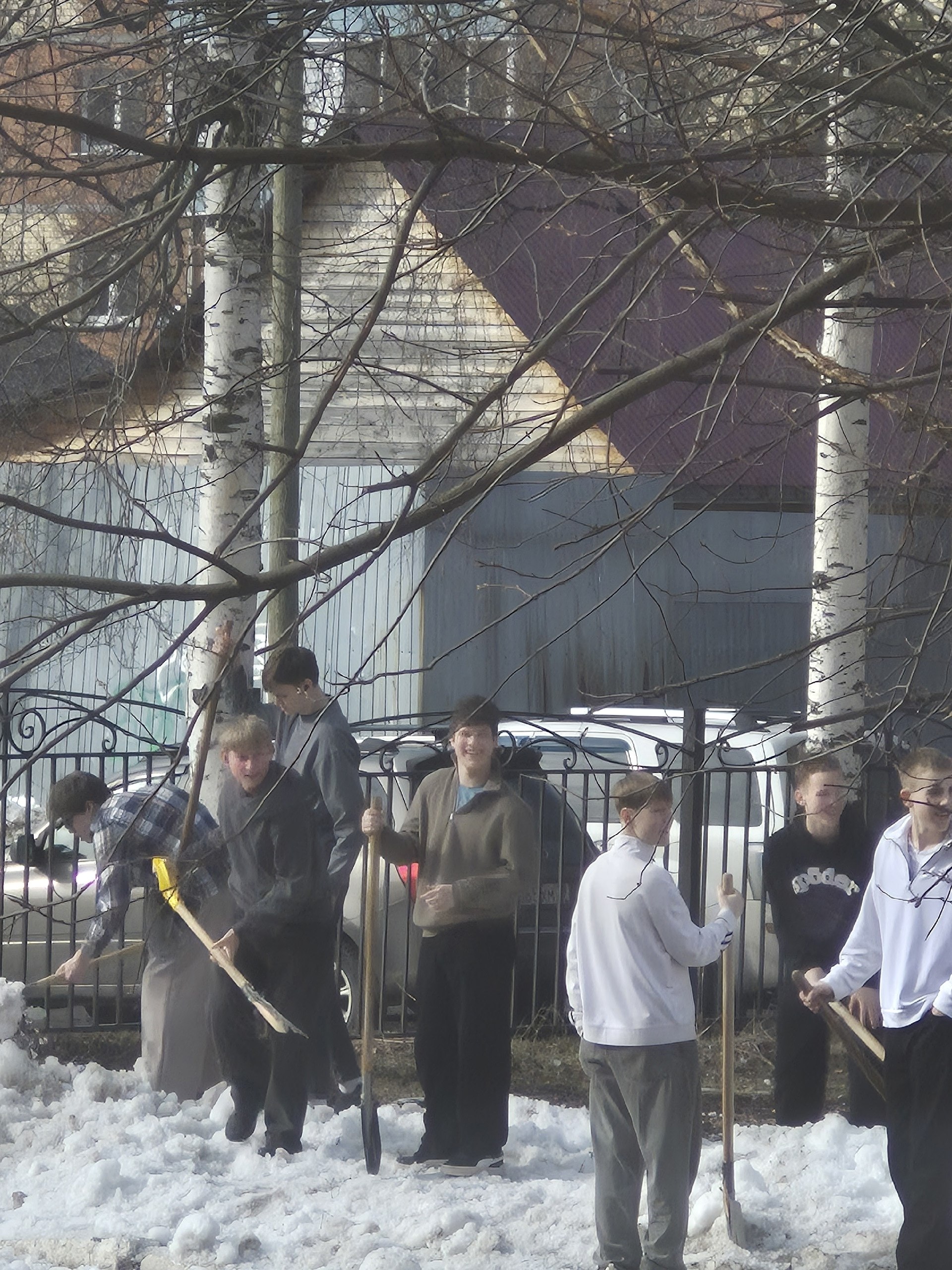 В школах города стартовали весенние субботники!