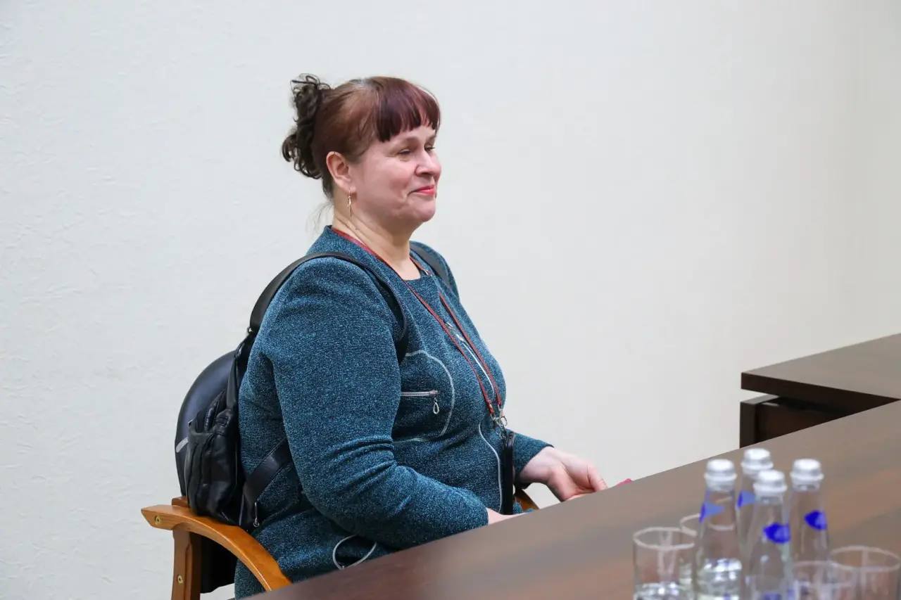 Александр Цыбульский: К каждому приему жителей стараюсь готовиться основательно, поскольку такие встречи с глазу на глаз позволяют напрямую с людьми обсудить реальные проблемы на местах и оперативно найти пути их решения Александр Цыбульский: К каждому приему жителей стараюсь готовиться основательно, поскольку такие встречи с глазу на глаз позволяют напрямую с людьми обсудить реальные проблемы на местах и оперативно найти пути их решения