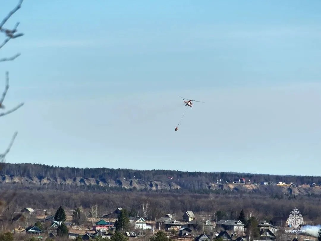 Пожар на острове Ягодник под Архангельском пришлось тушить при помощи вертолета МЧС России Пожар на острове Ягодник под Архангельском пришлось тушить при помощи вертолета МЧС России