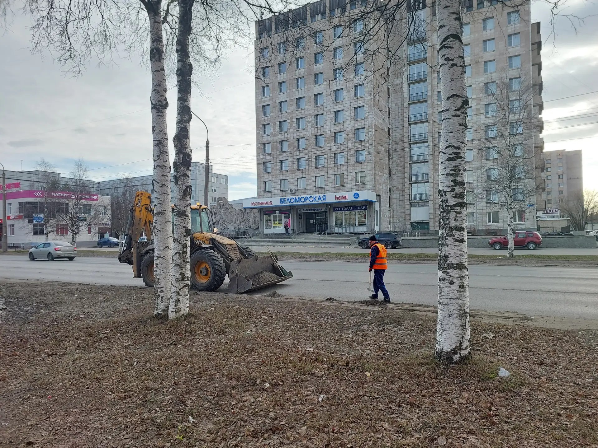 По 3 самосвала в сутки: с дорог города убирают грунтовые наносы