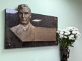 Архангельской областной детской больнице открыли горельеф выдающемуся врачу Павлу Выжлецову