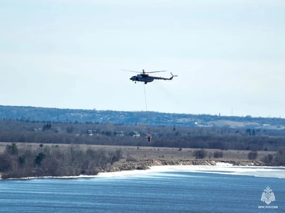 Пожар на острове Ягодник под Архангельском пришлось тушить при помощи вертолета МЧС России