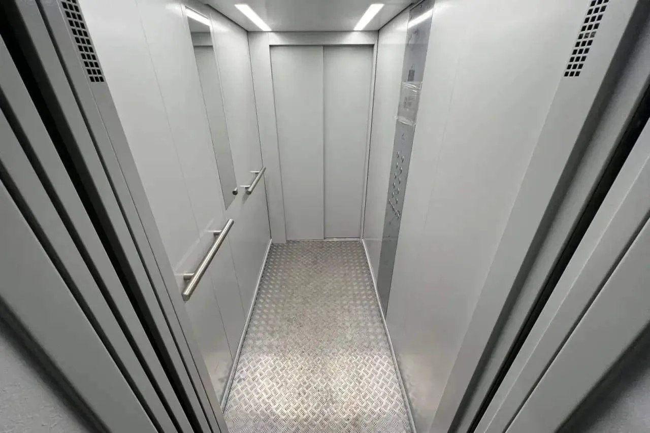 В Архангельске стартовала кампания 2026 года по замене лифтов с истекшим сроком службы