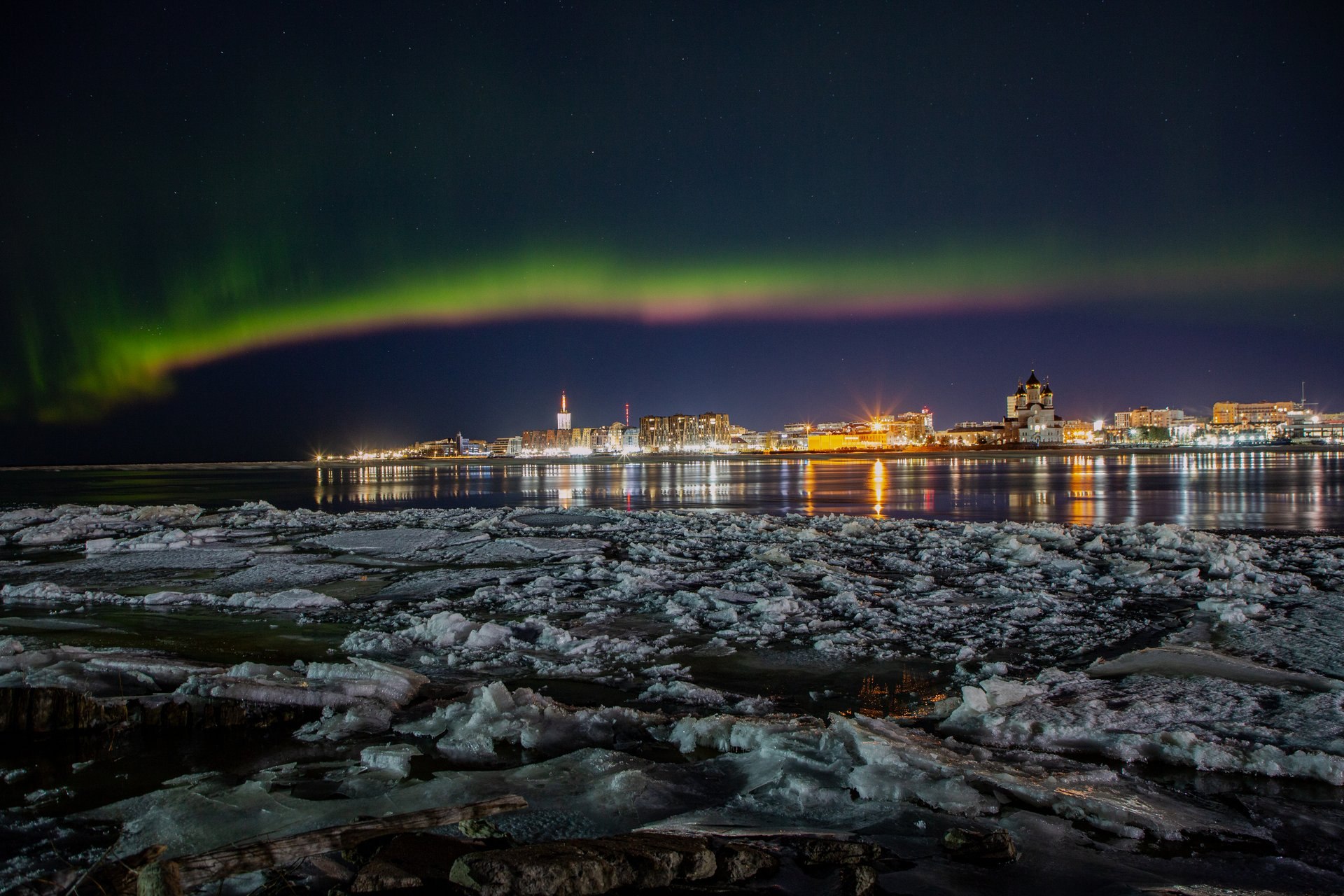 Ледоход и северное сияние: два чуда природы в один момент Ледоход и северное сияние: два чуда природы в один момент