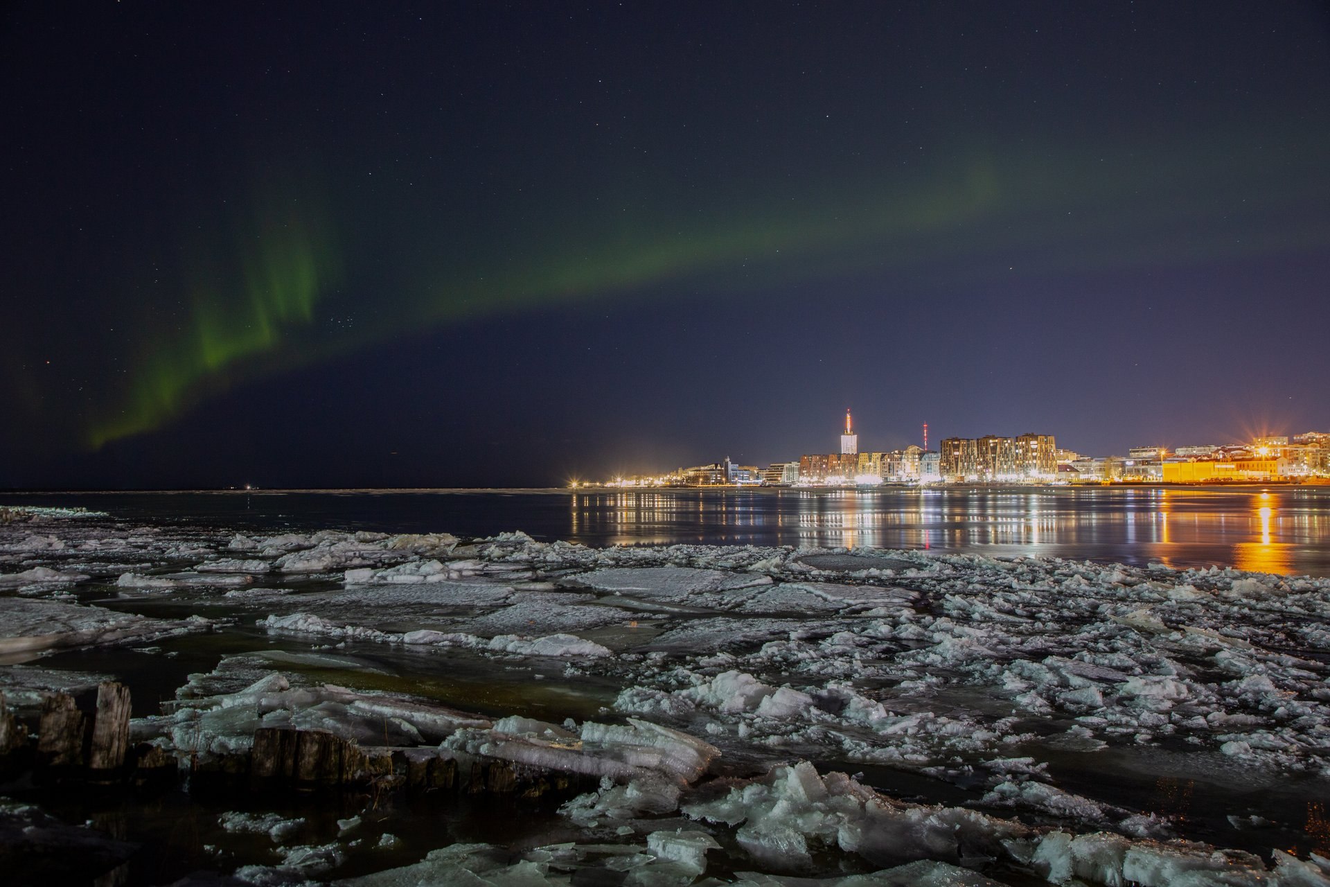 Ледоход и северное сияние: два чуда природы в один момент