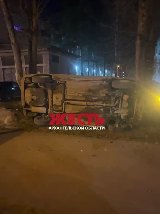 «Забава ради»: в соцсетях появилось видео, как группа подростков переворачивает автомобиль