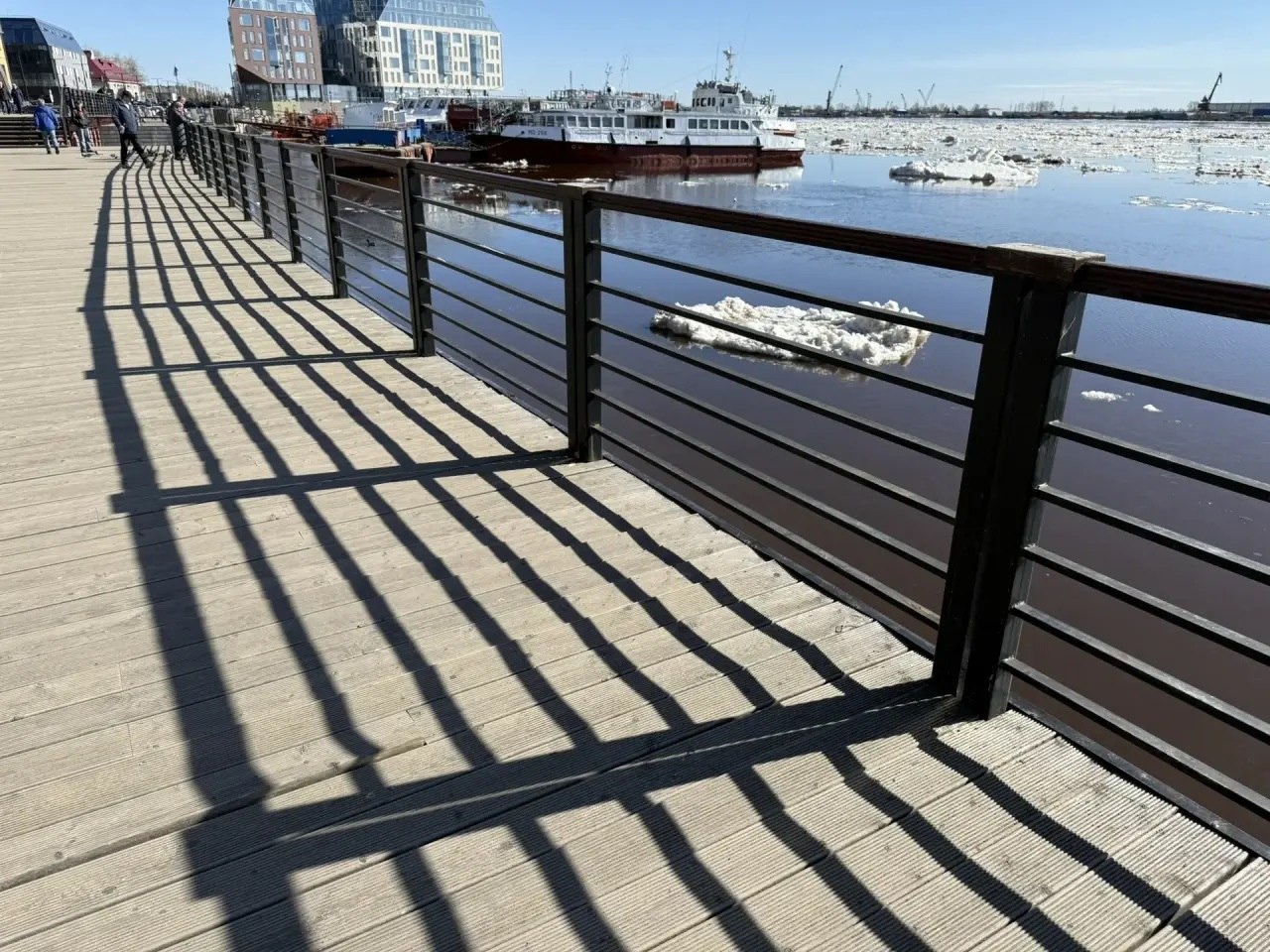 Весенний променад с комфортом! Сегодня, после зимы работники «Городского благоустройства» укрепили доски на Буяновой пристани